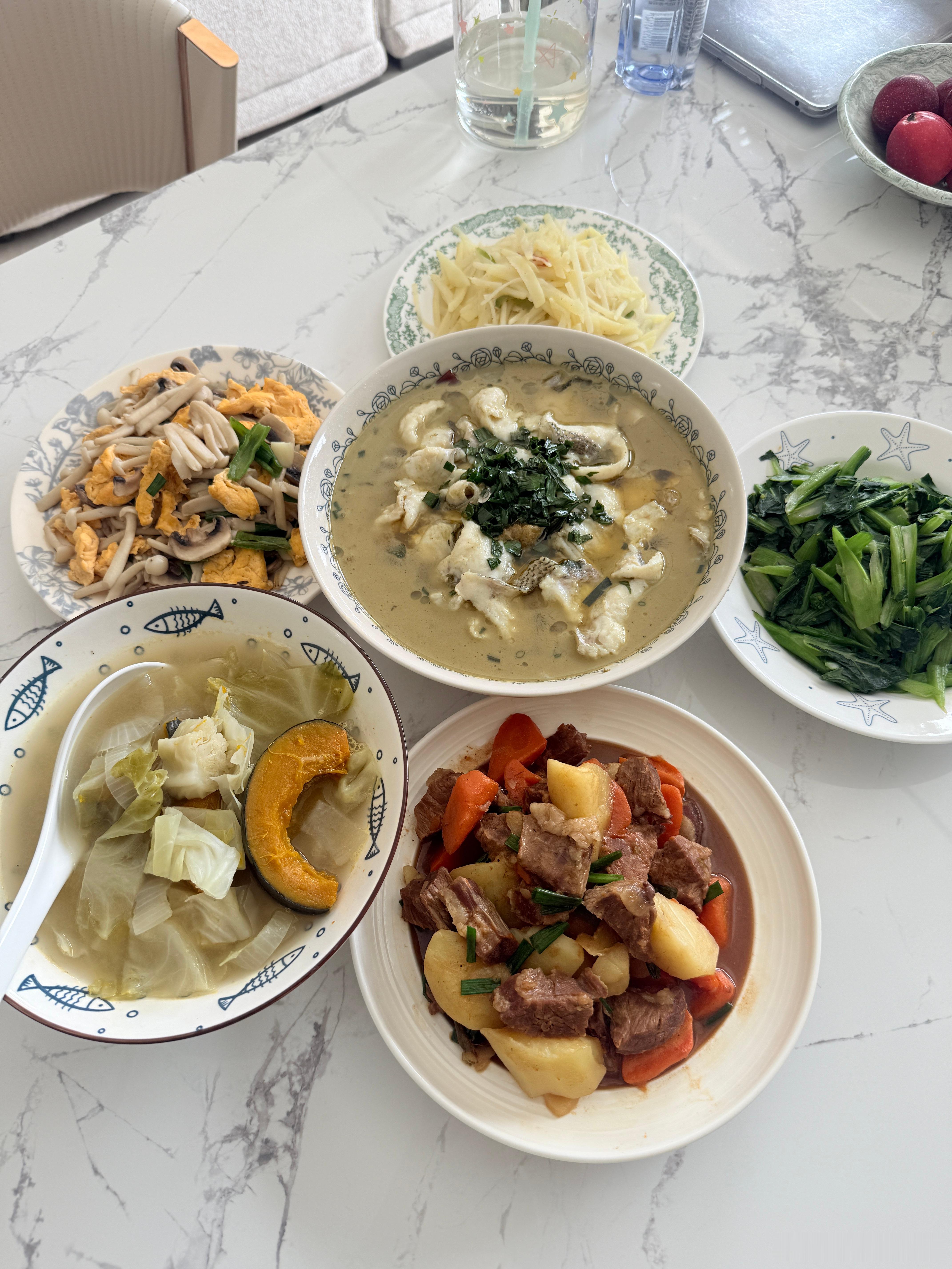 今天试岗阿姨做的饭菜让我这个不挑食的人，感觉到人生无望海鲜菇炒蛋，这两个我都爱吃的食物组合到一起，难