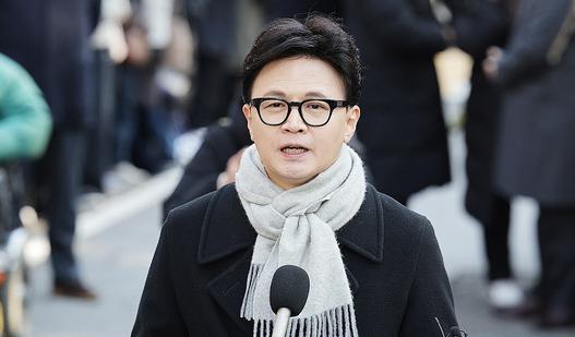 在韩国检方要求判处前总统尹锡悦死刑后，其所在的国民力量党也立即开始清理门户，开除