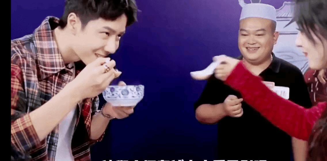 别骂了，那个“胡辣汤”女孩，已经默默拿下了正午阳光的女主角。一碗胡辣汤，让她被