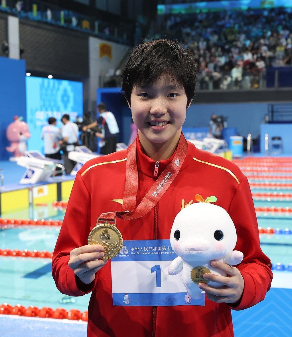 河北保定飞出的金凤凰天才少女于子迪以2分05秒08的成绩夺得金牌。而且‌于子