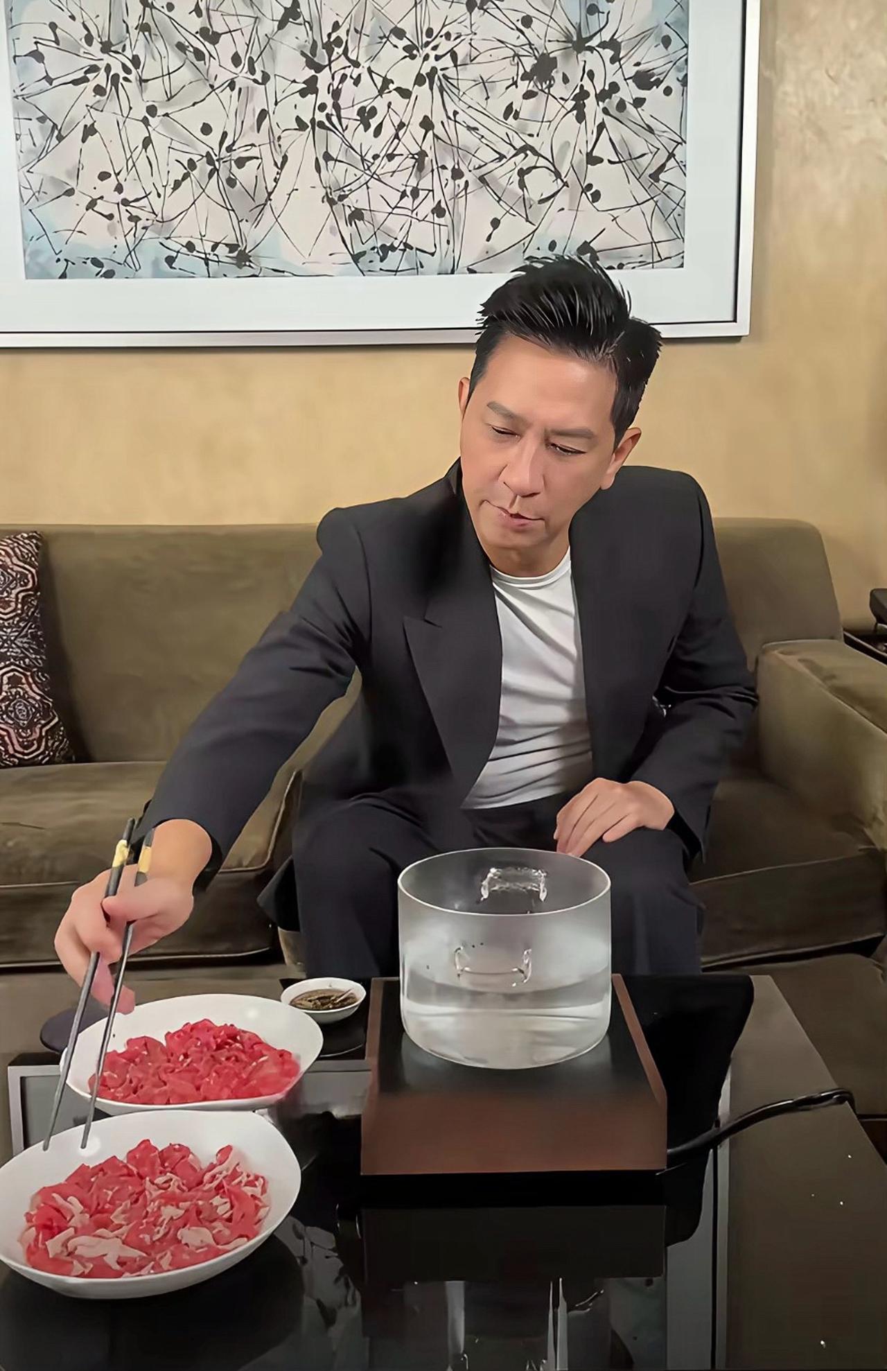 近日，张家辉发短视频，坐在沙发上，吃涮肉的画面，清水打边炉，这也太清淡了啊。