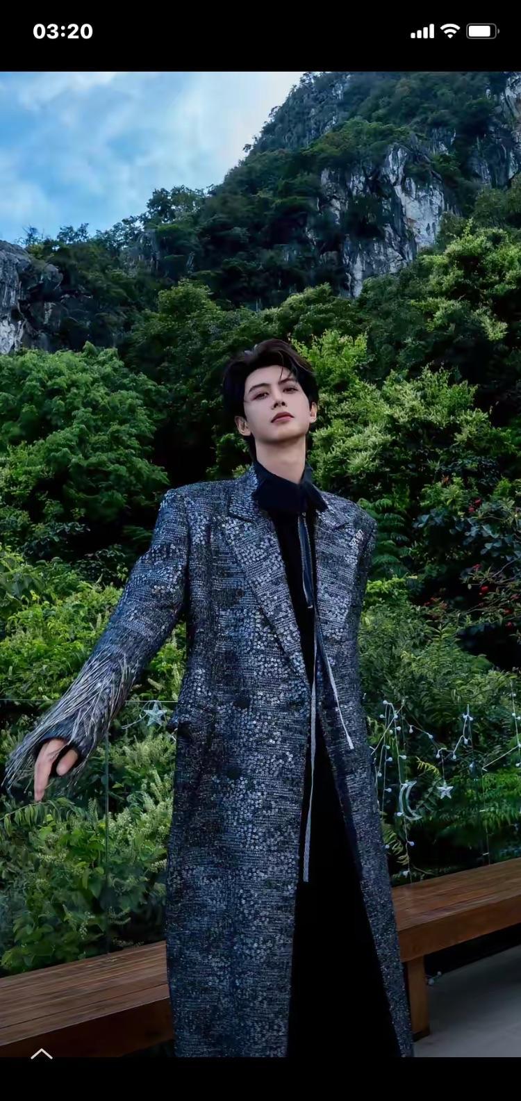 他给全组递水的手，和私信里发晚安的手，是同一双。何健麒又火了。不是因为绯闻，