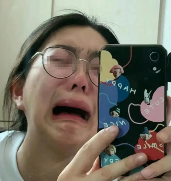 一个女大学生哭诉：“我每个月的生活费根本不够，早餐6元，午晚餐15×2，就是30