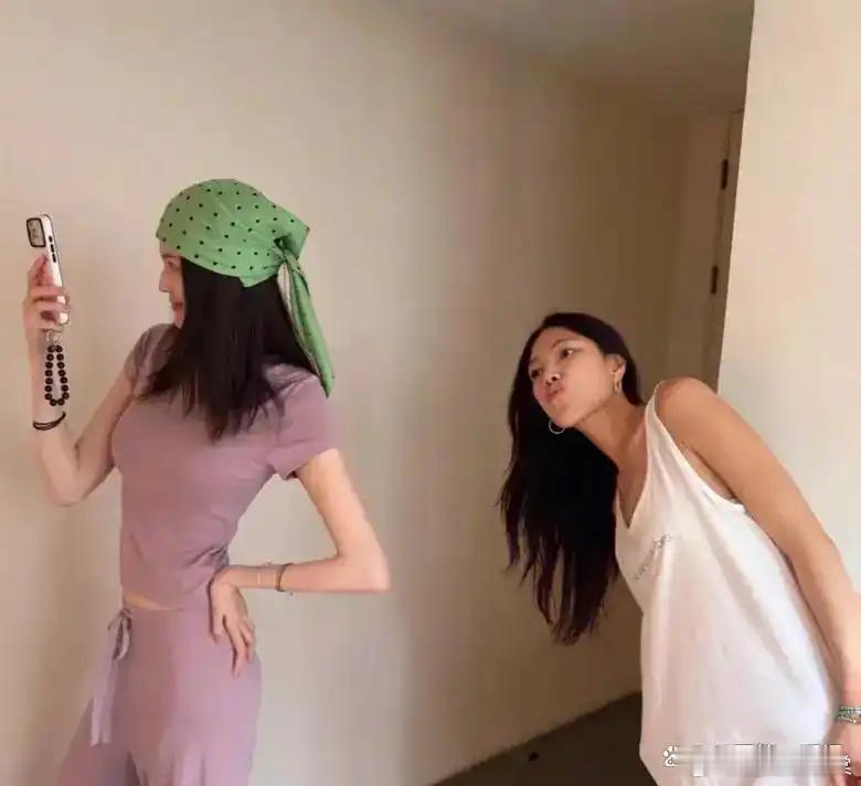 何穗晒与孩子合照，带儿子外出散步太温馨？宝宝脚丫晃不停超可爱！
