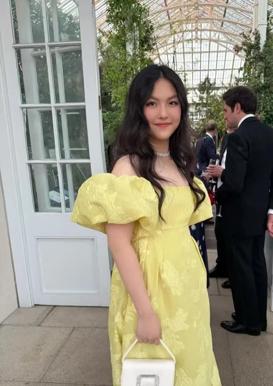 英王室聚会，王诗龄惊艳现身，不得不佩服，她妈妈资源是真好，这么小就进入英国上流圈