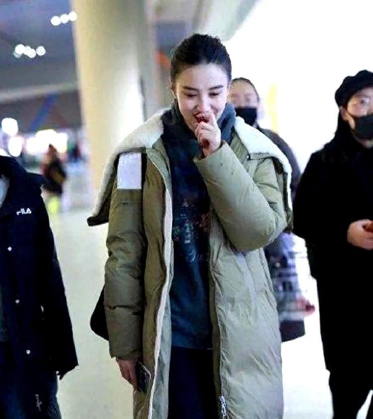 别再学那些冻得哆嗦的明星街拍了。宋佳把机场当菜市场逛的穿法，才是今年冬天真狠人