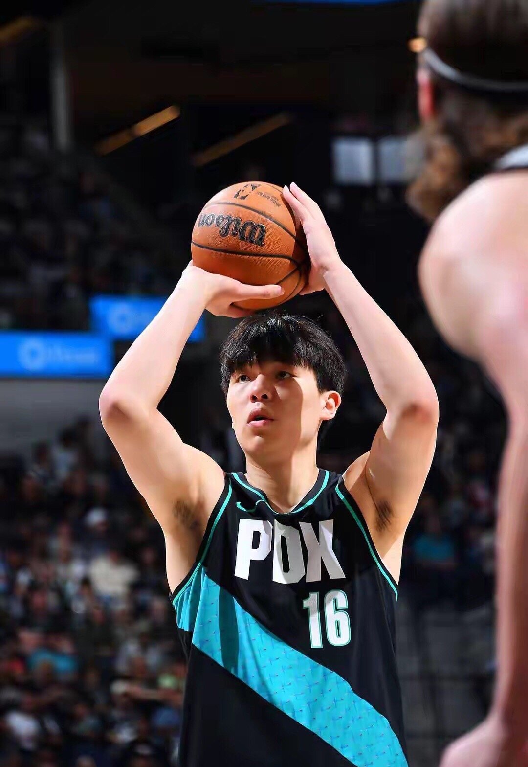 杨瀚森上来就得分中国男篮新星的赛场爆发力太绝了！不管是NBA常规赛末节登场勾手+