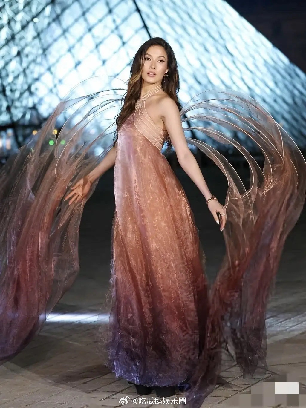 谷爱凌参加罗浮宫晚宴，她的裙子挺好看的，脸上妆容精致，不像以前那么浓了，尤其口红