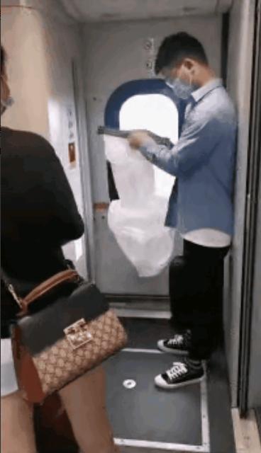 这是真有头脑啊！女子乘坐高铁买了无座票，上车后就站在车厢连接处。她看到旁边一个小