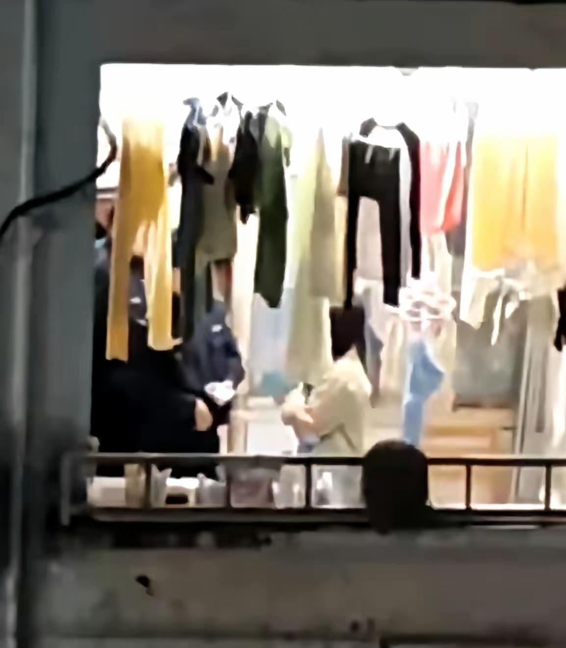 原来网友还在追问留学生擅闯女寝咋处置时，警方和学校早悄悄动起来了！难怪这次回