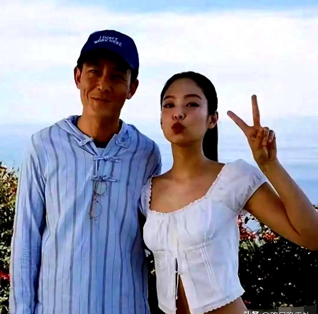 陈冠希8岁女儿Alaia，简直是行走的潮流教科书。最近44岁的陈冠希带着老婆