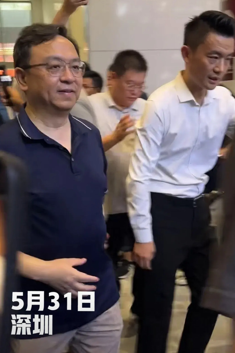 王传福也来粤港澳大湾区车展打卡了，这次他没有穿着高调的西装，也没有穿着行政夹克，