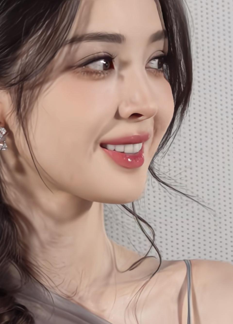 这位美女真好看，笑容好迷人！仔细看她的五官，精致得就像精心雕琢过一样。那弯弯的眉