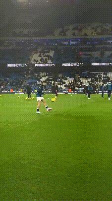 赏心悦目，一个字“帅”！看看谢尔基的高空停球，曼城10号可不是一般球员敢穿的，尤