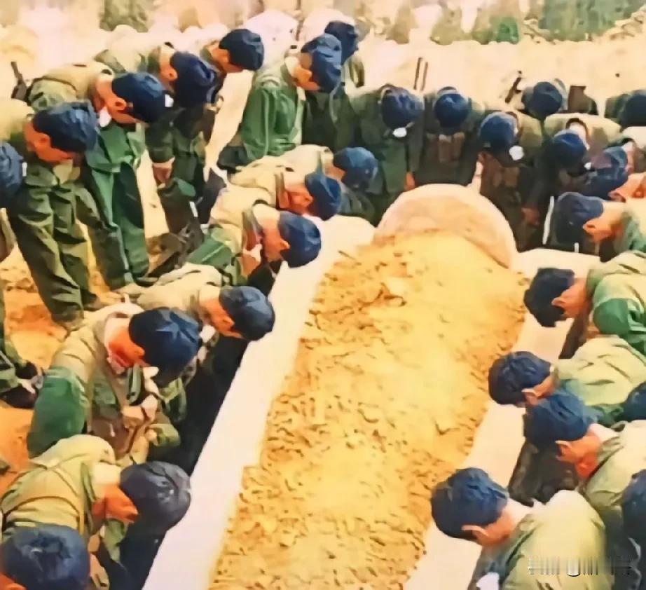 让人泪奔的一幕！1984年7月12日，松毛岭战斗结束，一个加强连，战斗到最