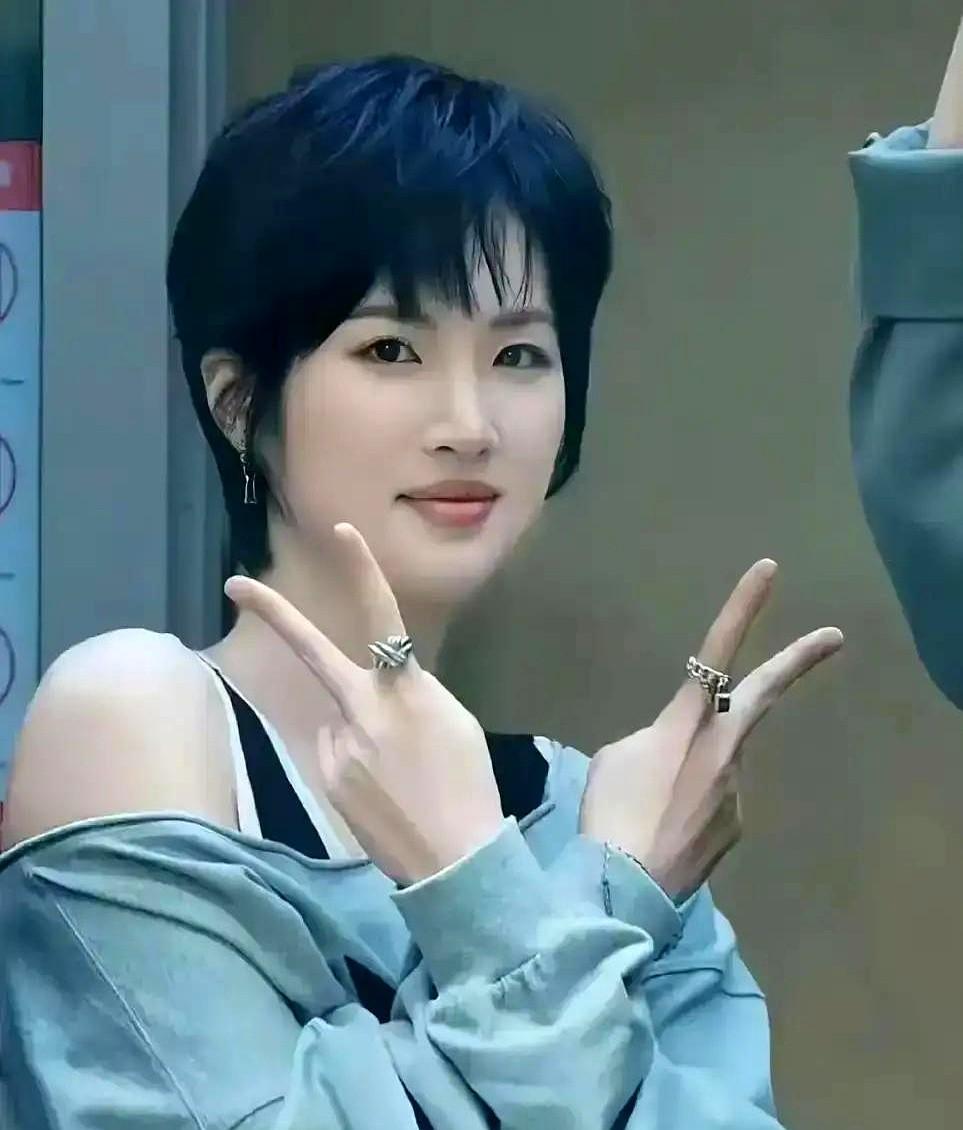 郭京飞这情商，真的给内娱好好上了一课。《老舅》杀青宴上，新人姚安娜掏卡抢着买