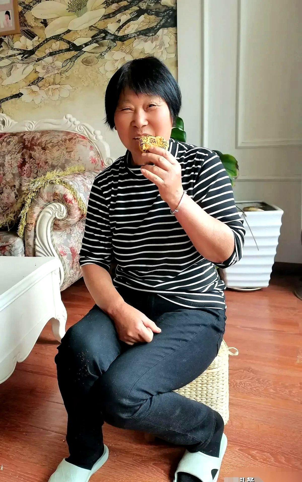 电话一通，我婆婆的笑声就砸了过来，震得我耳朵嗡嗡的。“好得很！一天三顿都有人做