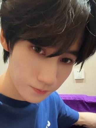 猫猫的眼珠珠就这样大大的亮亮的 ​​​