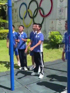 “太牛了！”深圳，中学体育课上，男生们对引体向上犯了难，本以为，就是一节普通的