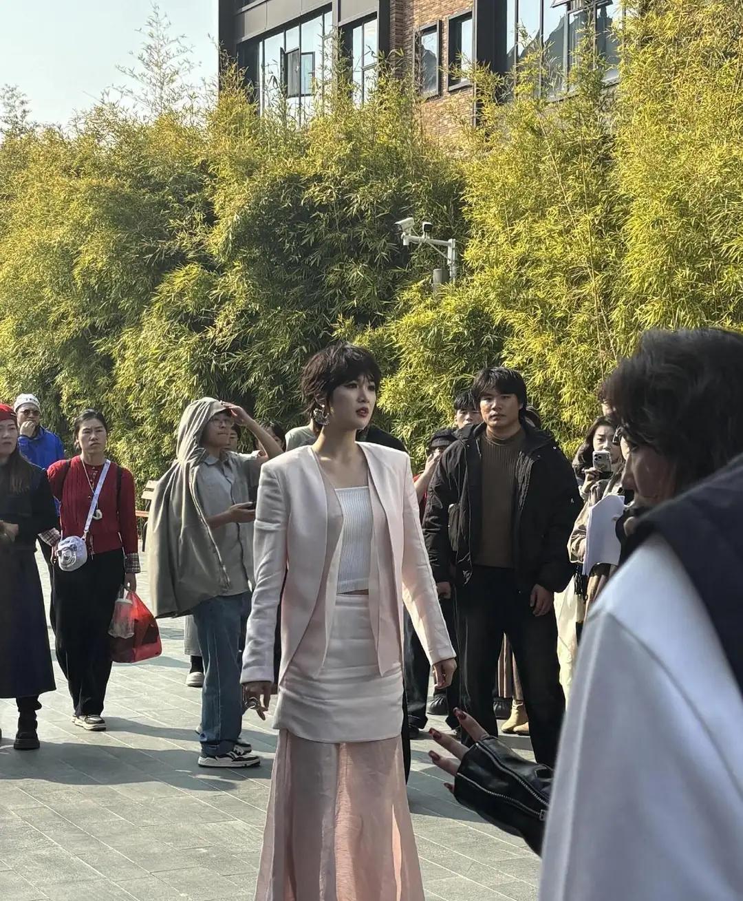 路人视觉下的华为小公主姚安娜挺好看的啊，端庄大气，身材高挑，肤白貌美。为什么总有