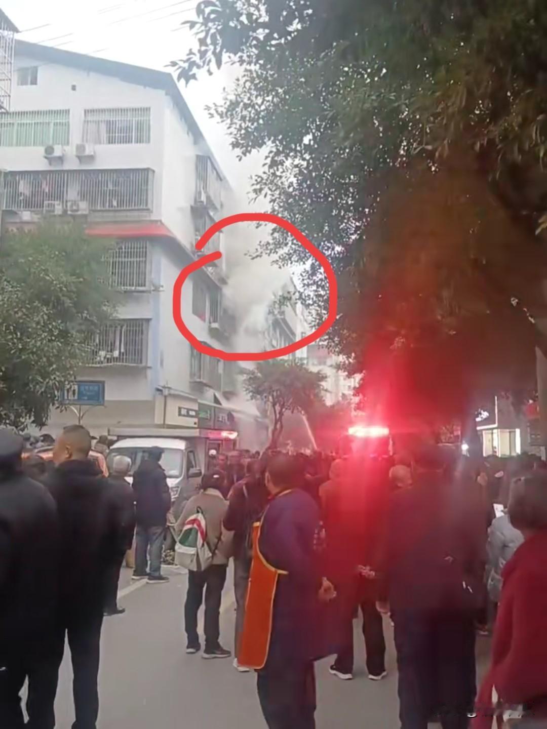 揪心的一幕火灾无情发生在11月25日早上8点左右马鞍街道这种画面看着真让