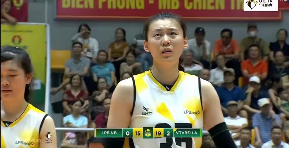 王艺竹与越南国家队队长陈氏清翠隔网对轰，宁平LP银行0-3不敌隆安VTV遭遇三连