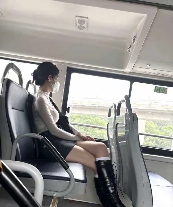 公交车上看到的最漂亮的女生了！​​​