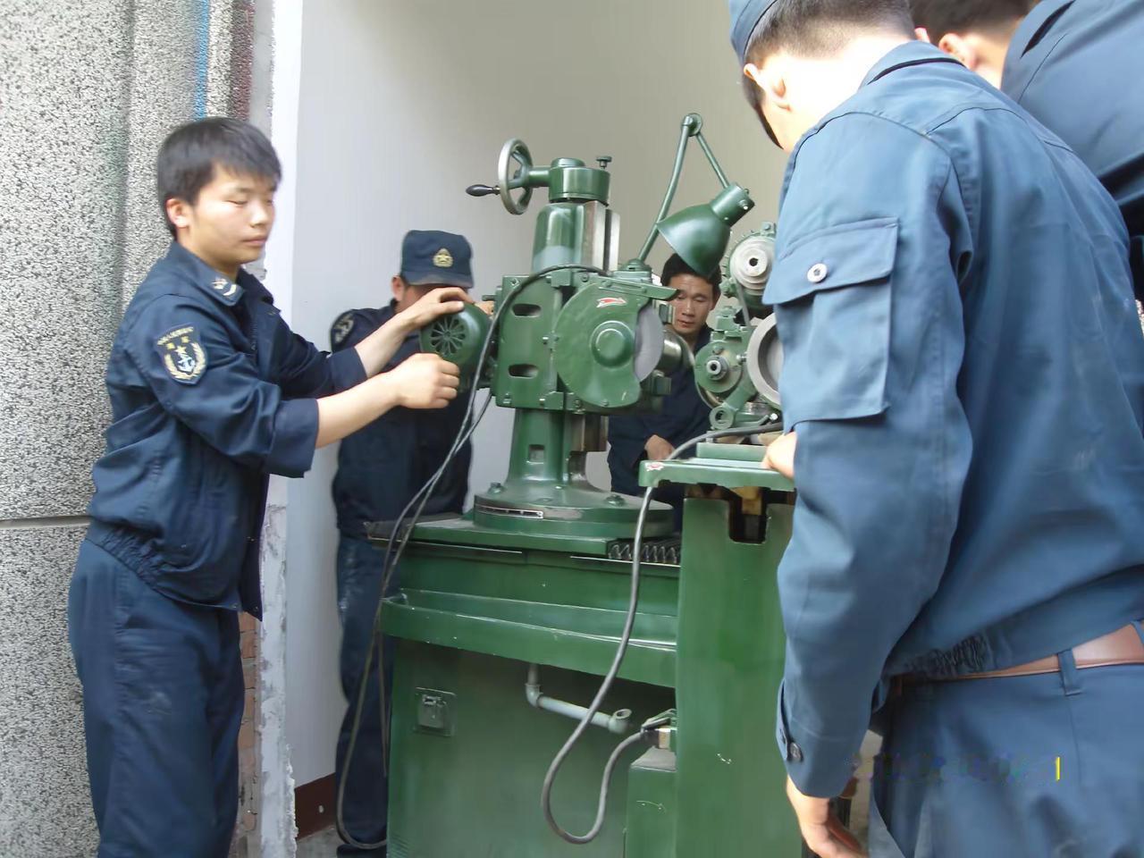 那年，我在部队负责装备修理工作。当年，HJ正规化现场会即将在我部召开，按照现场会