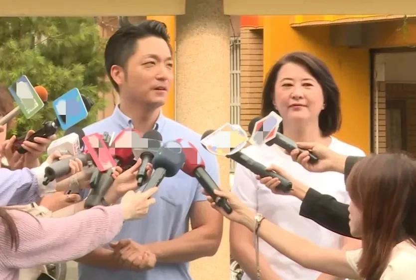 大罢免投票今天上午8点开始，台北市长蒋万安陪同国民党团书记长、国民党台北市立委王