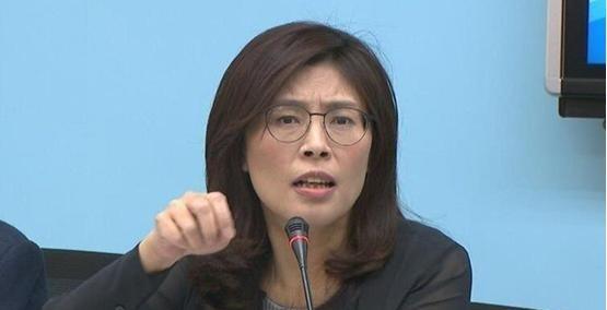 郑丽文的“人设”，崩了！很多人以为，郑丽文是幡然醒悟，反对“台独”才脱绿投蓝的政