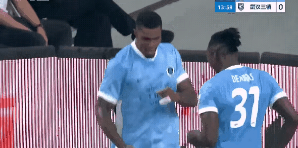 深圳新鹏程发威，韦斯利梅开二度，上半场连进3球，深圳新鹏程3比0领先武汉三镇，武