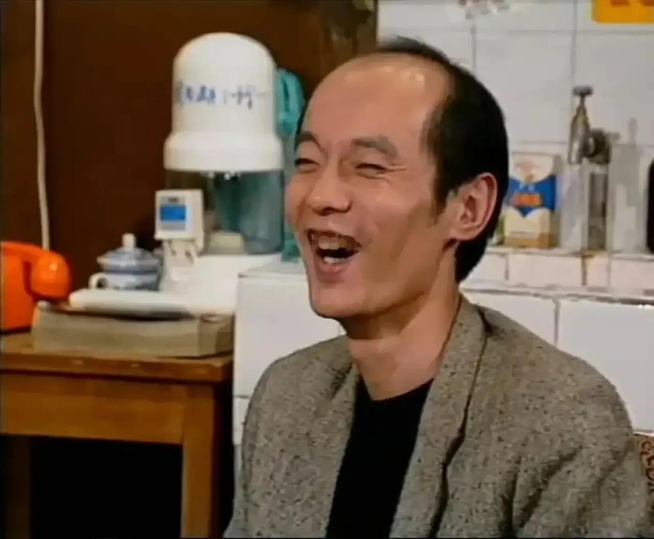 天津地铁，姑娘和一位爷们吵架，越吵越激动，姑娘脱口而出：我✗你大爷的！爷们一点