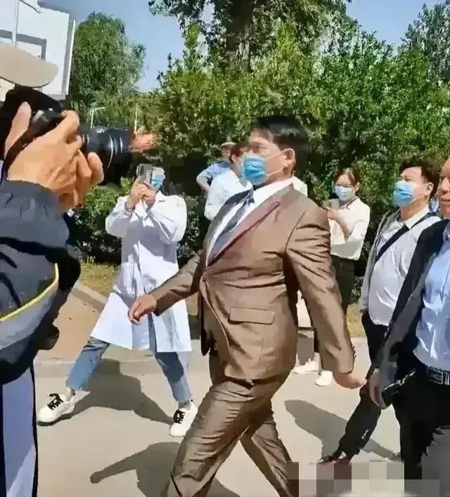 这个是著名农民歌唱家朱之文老师在演出的路上；朱老师气宇轩昂，步履矫健；这气场