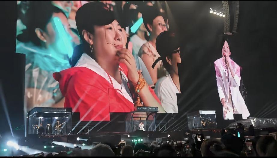 沈傲君在广州看陈楚生的演唱会，听到《远山如昨》时竟然当众落泪，大屏给了她一个特写