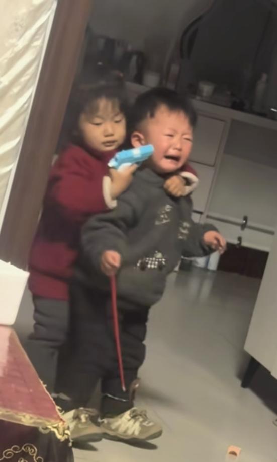 轰动全网的姐姐劫持弟弟后续来了，“绑匪”已经提要求了谁也猜不到，这场家庭版“