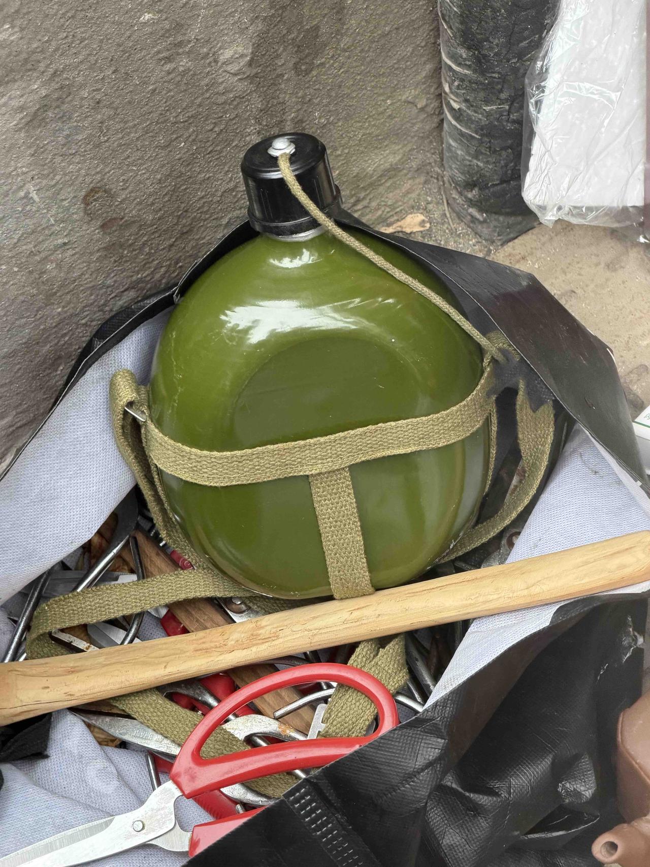 前几天，我去逛西安档子，在西仓南巷，看到一家地摊上，售卖军用水壶，觉得熟悉亲切，