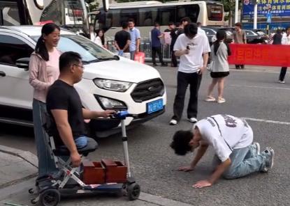 近日，高考考场外，儿子走出考场跪谢无腿父亲，并且暑假决定打工历练自己，有本事就把