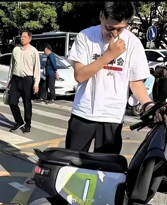 张雪峰身家好几个亿，始终以电动车为日常代步工具，他曾说一不买房，二不会开车，我骑