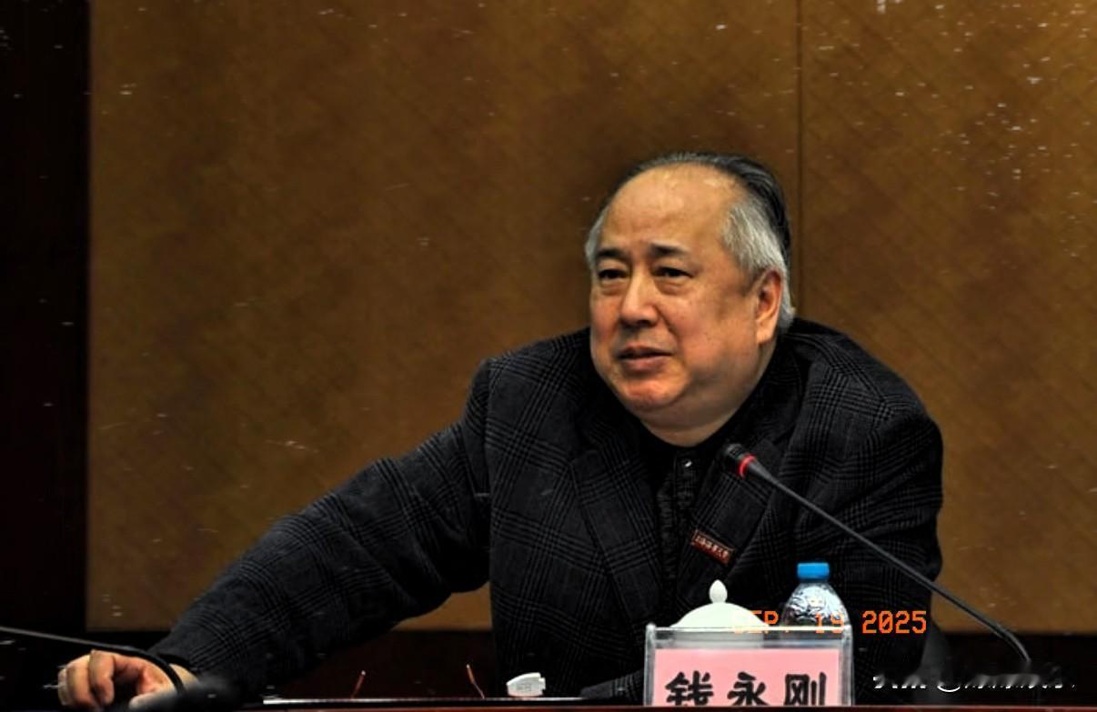 最近钱学森之子钱永刚的一番话，在教育圈和家长群里都炸了——他说现在教育最缺的