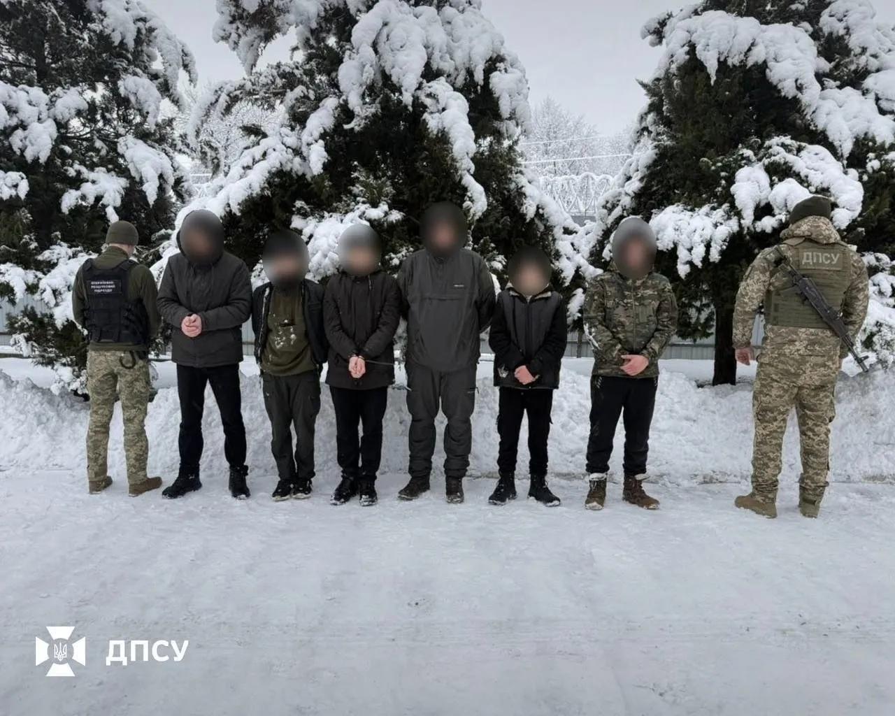 六名乌克兰成年男性在距离罗马尼亚边境仅100米处被乌克兰边防军抓住了。这六人