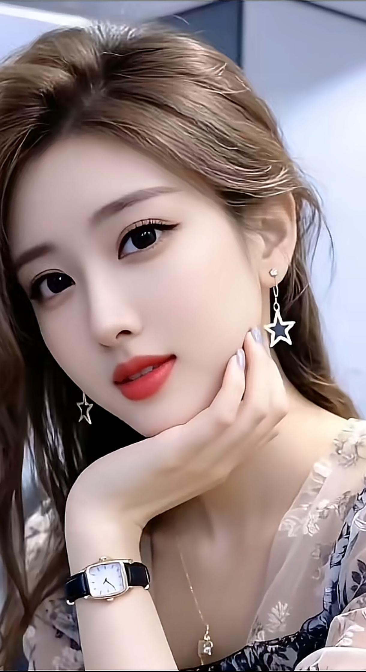 甜美少女风，星形耳环搭配精致手表，尽显优雅气质！💖✨今日分享随手拍照片甜美的