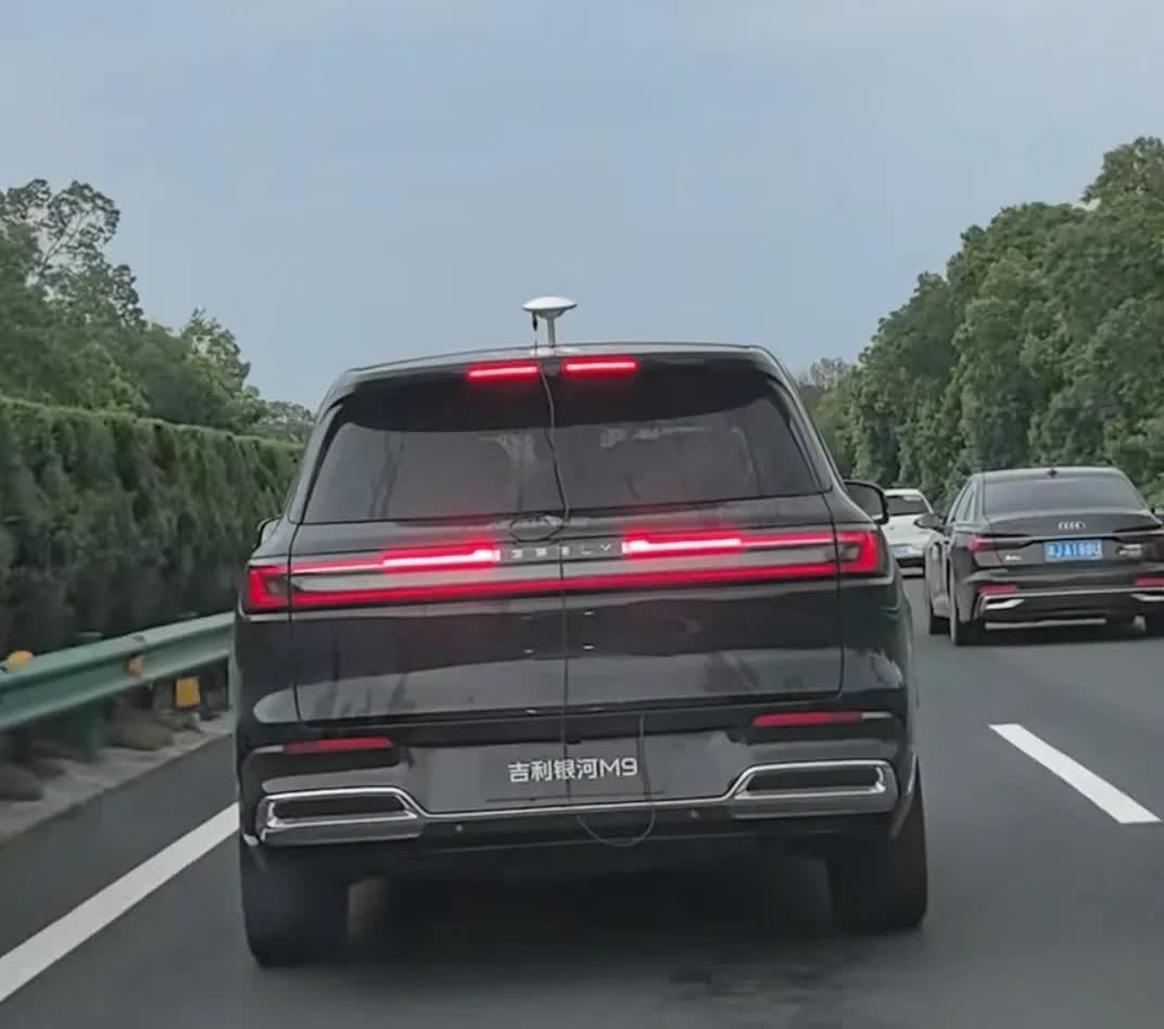 就不能匹配宽一点的轮胎吗？这么大的车，无语[捂脸哭]