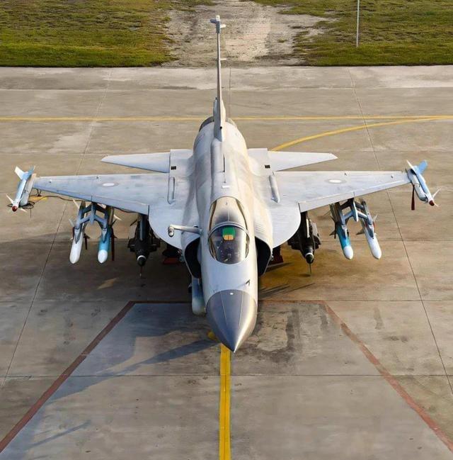 其实伊朗空军咬咬牙，买24架歼-10CE，配48架JF-17枭龙战斗机，加上配套