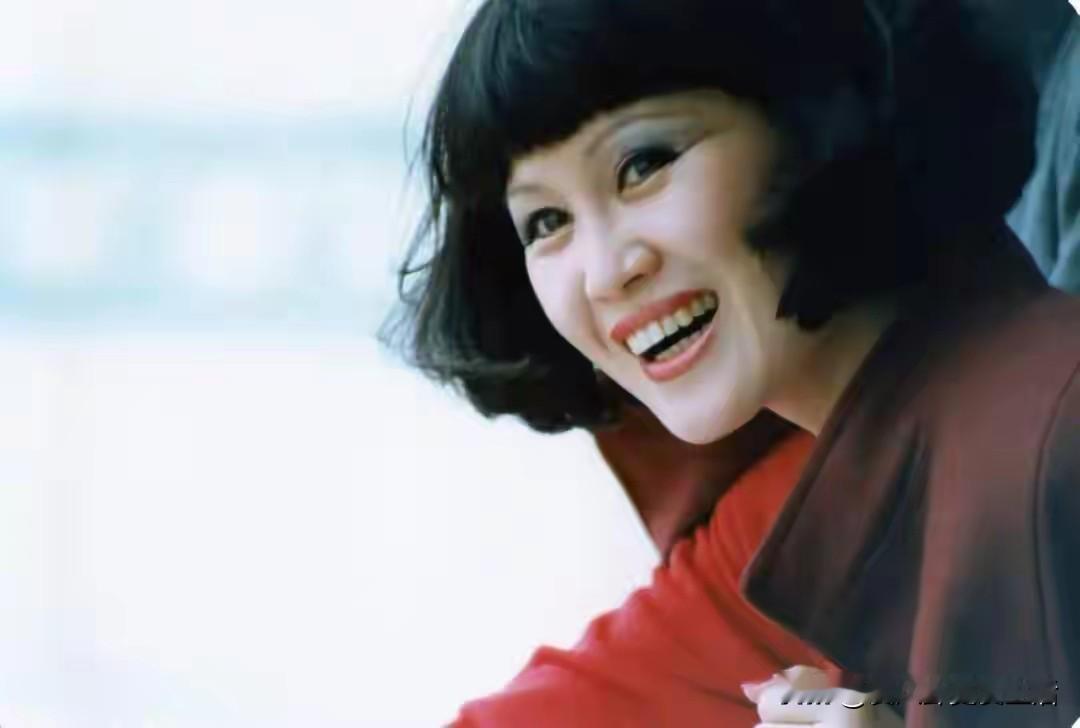 前夫大18岁，小男友小15岁，前夫财力丰厚，是个大富豪，助力年轻时候的靳羽西飞黄