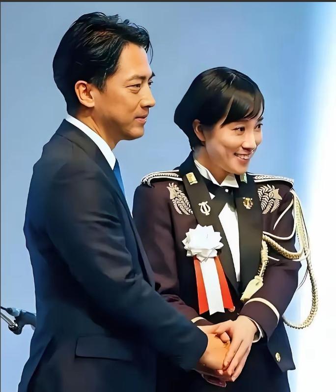 日本防卫大臣小泉进次郎对中国喊话了！他说：如果中国对日本有意见，欢迎随时举办会谈
