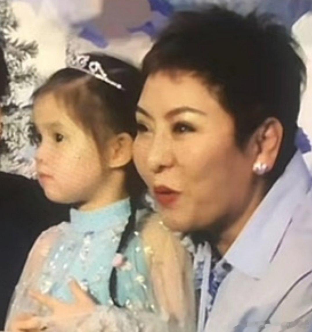 娶漂亮老婆净化基因还是很有用的，向佐的儿子女儿都比他好看多了​​​