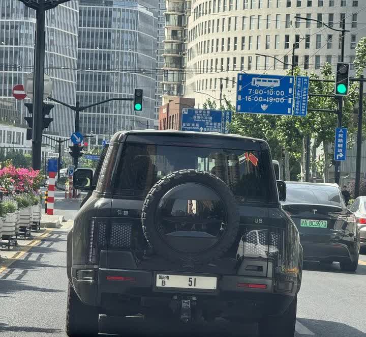 上海街头，一辆挂着迪拜车牌的比亚迪仰望突然现身！起初还以为是眼花看错，定睛一看，