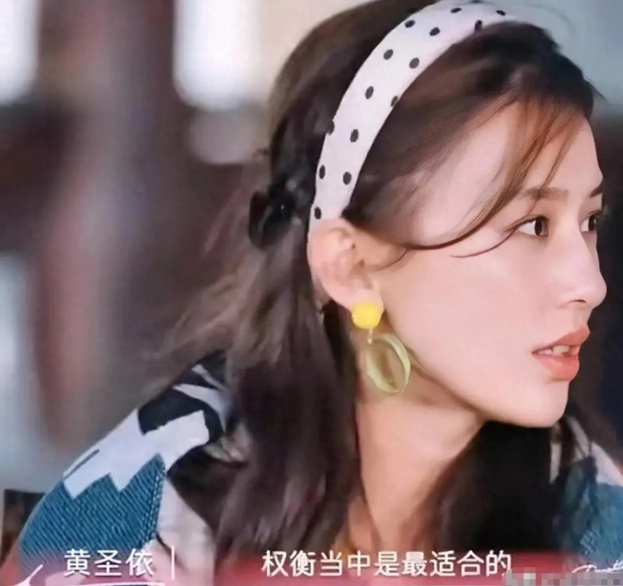杨子估计听到黄圣依的真心话，得直接哭晕在厕所。当老妈邓传理怒呛她：为什么会找那样