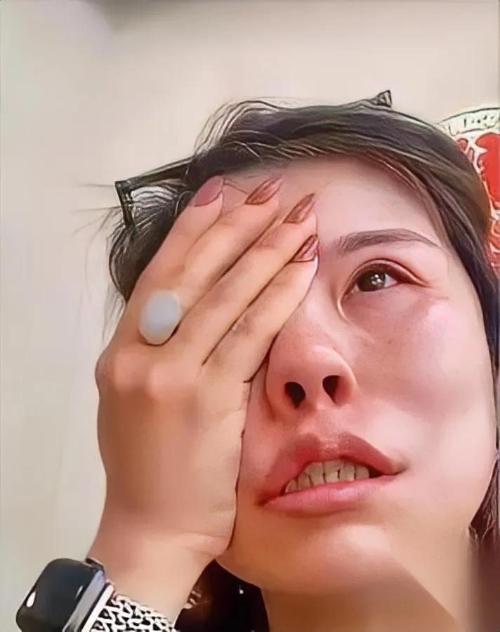 倒贴470万嫁老外生了俩混血娃当初嘲讽中国男人木讷的她，现在悔得肠子都青