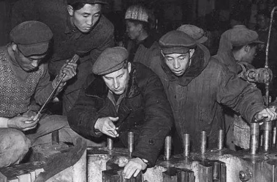 为什么苏联当时要援助中国工业化建设？就这么说吧，苏联可不止是援助中国，只是中国能